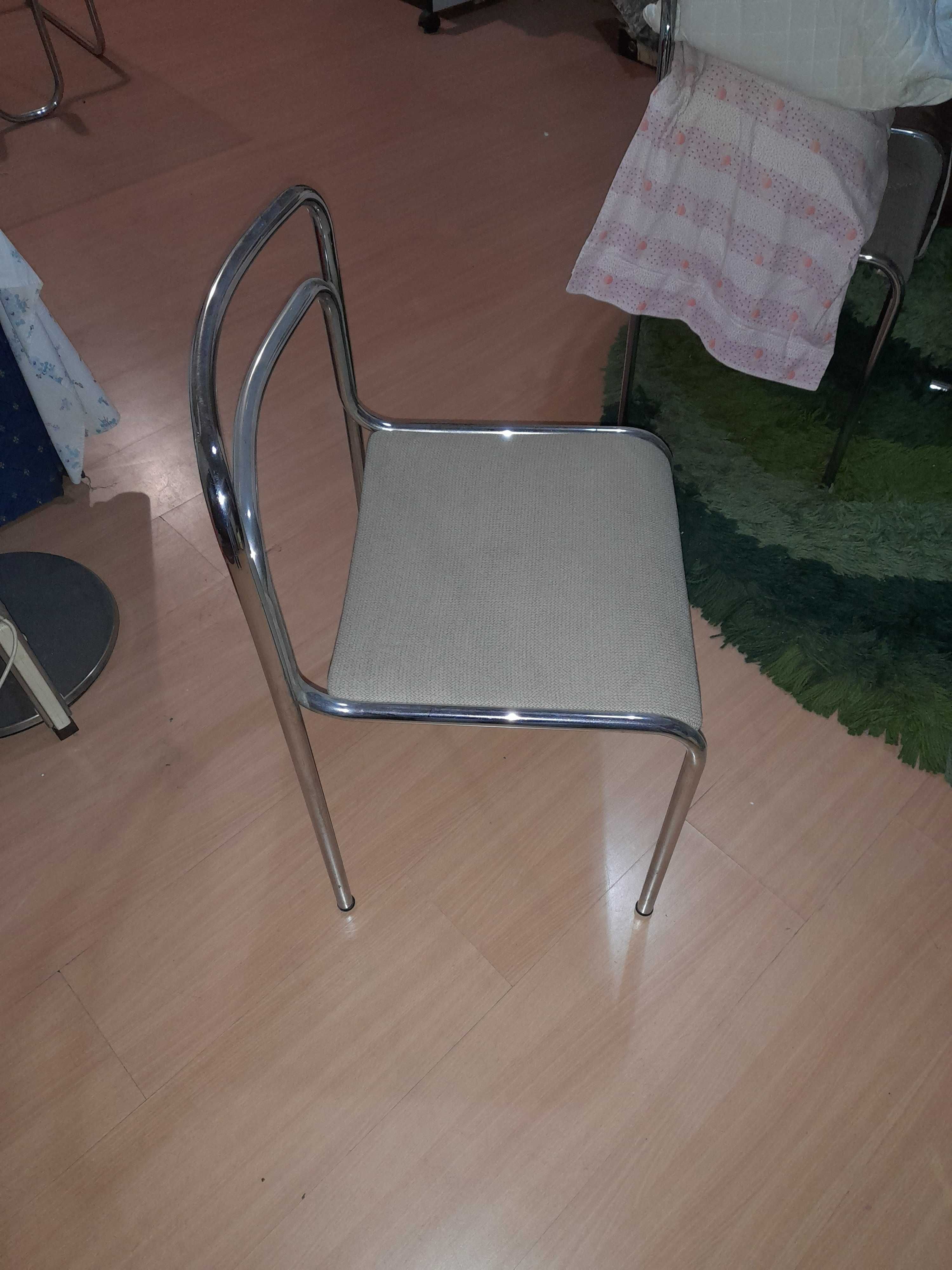 Mesa com tampo de vidro e seis cadeiras