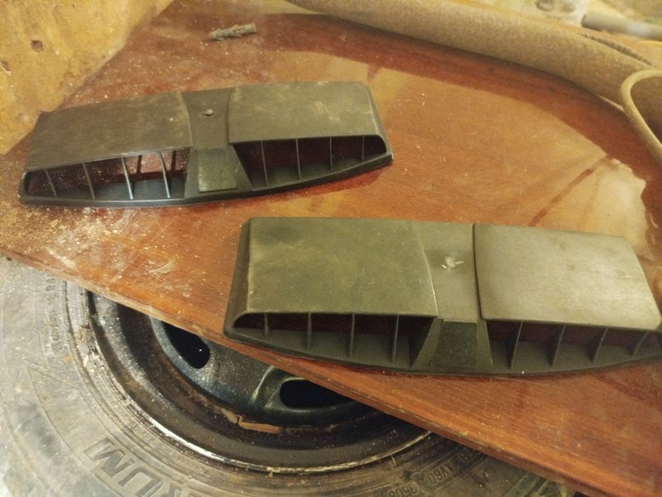 Продам деталі салону та подкапотки на ваз