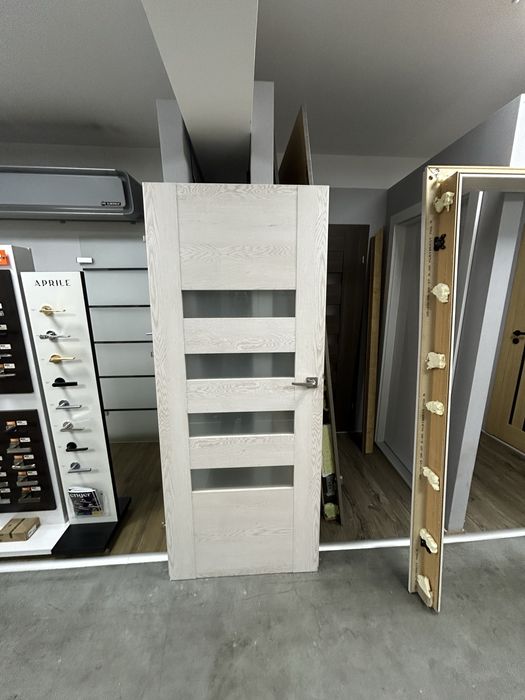 Sprzedam drzwi z ościeżnicą z ekspozycji