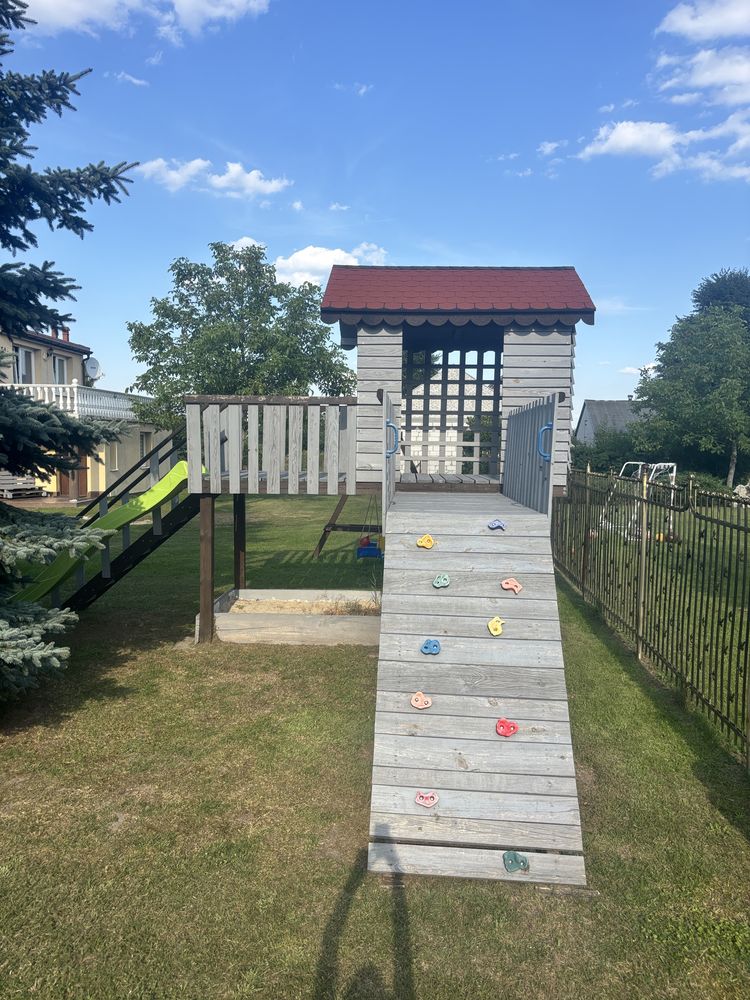 Domek z hustawka zjezdzalnia i scianka duzy plac zabaw