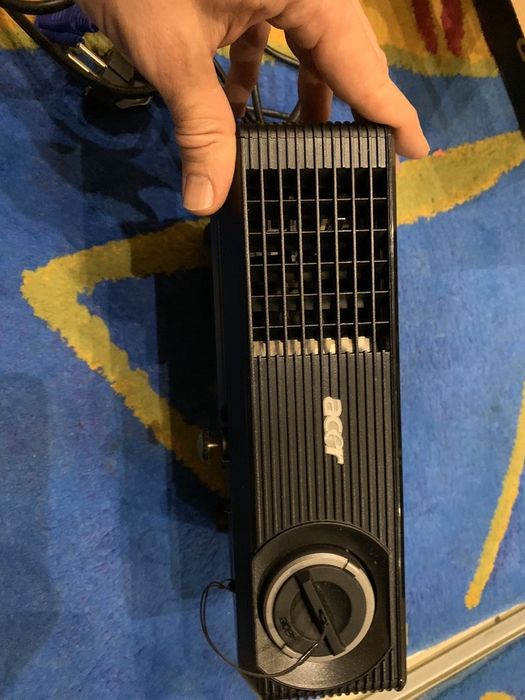 Мультимедийный проектор/Мультимедійний проектор