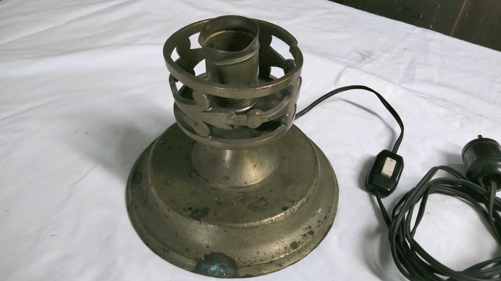 Lampa z mosiądzu.