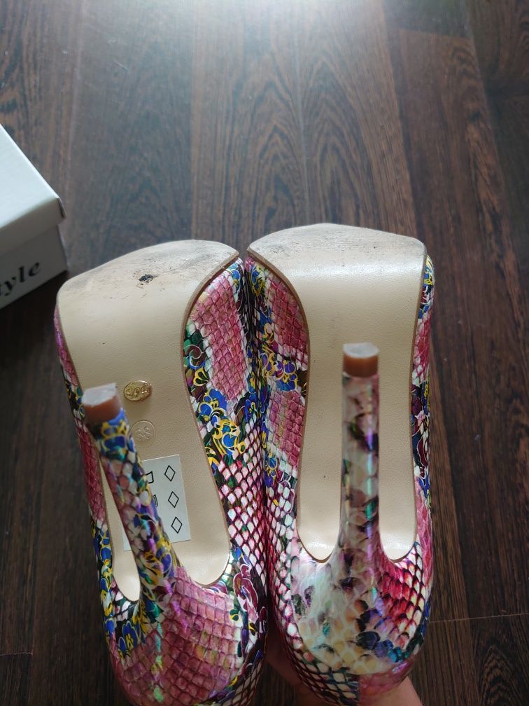 Buty na szpilce 38