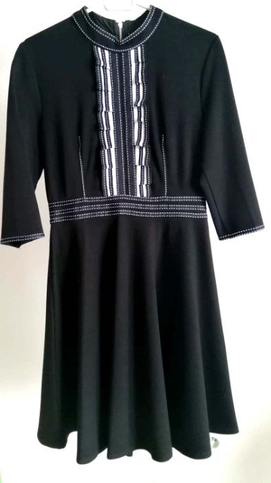 czarna rozkloszowana sukienka z żabotem komunia uroczystość