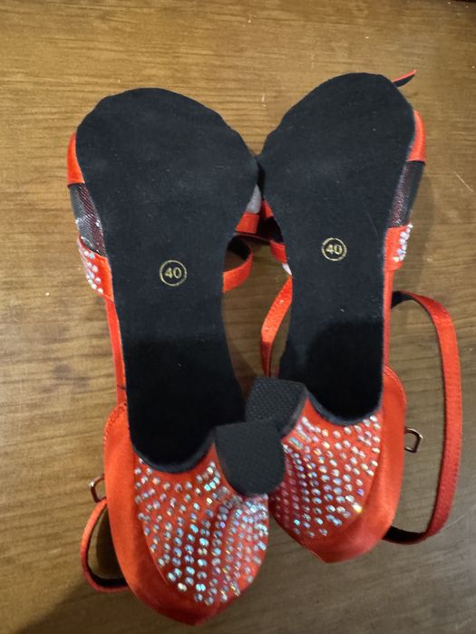 Sapatonde salto alto - vermelhos de cetim- Tam. 40