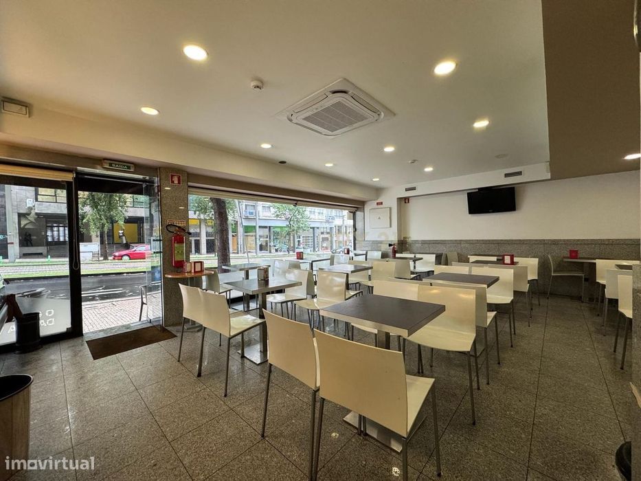 Café/Restaurante com 2 Armazéns e Loja Independente na Av. da Repúblic