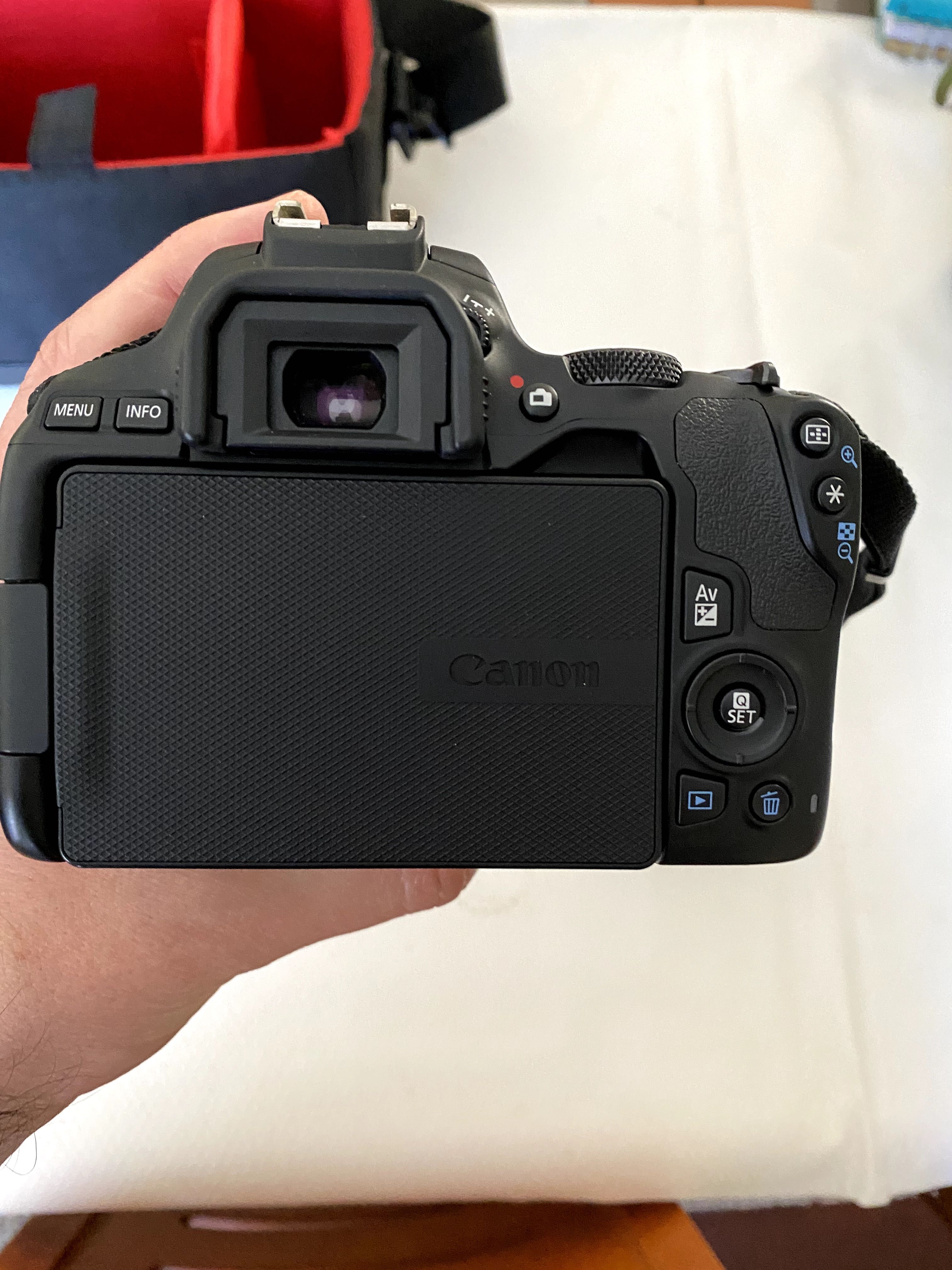 Máquina Fotográfica Canon EOS 250D + Bolsa + Cartões Memória 16gb/64gb