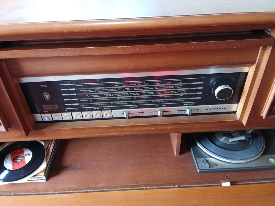 Móvel giradisco e rádio Grundig.