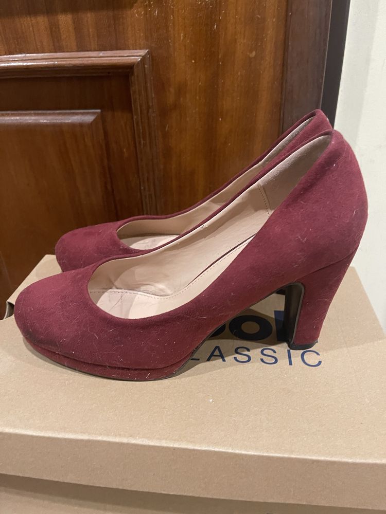 Sapatos de salto efeito veludo