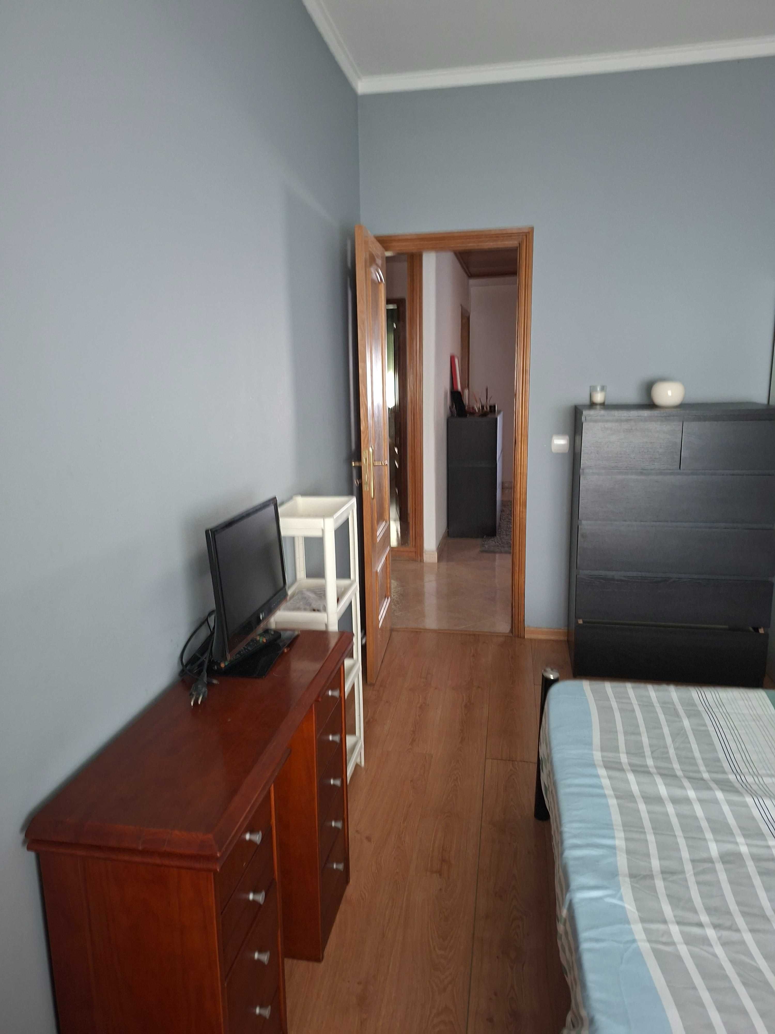 Quarto p/1 pessoa (mobilado + despesas incluídas + 2km metro Odivelas)