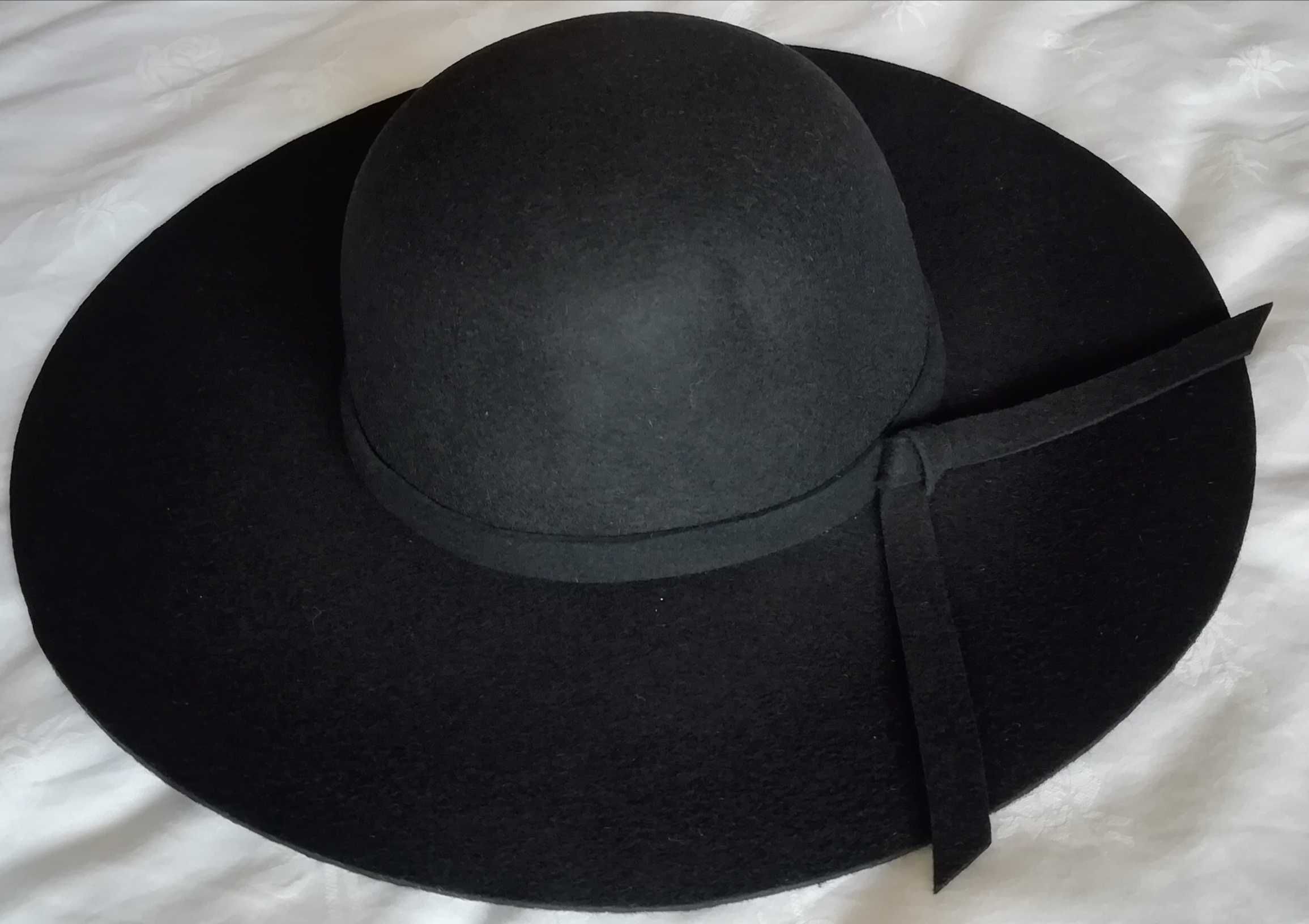 czarny kapelusz Trussardi 100% wełna, ładnie układające się rondo
