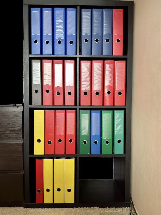 Ikea Kallax 2x4 Czarny Kolor plus 28 Segregatorów w stanie BDB