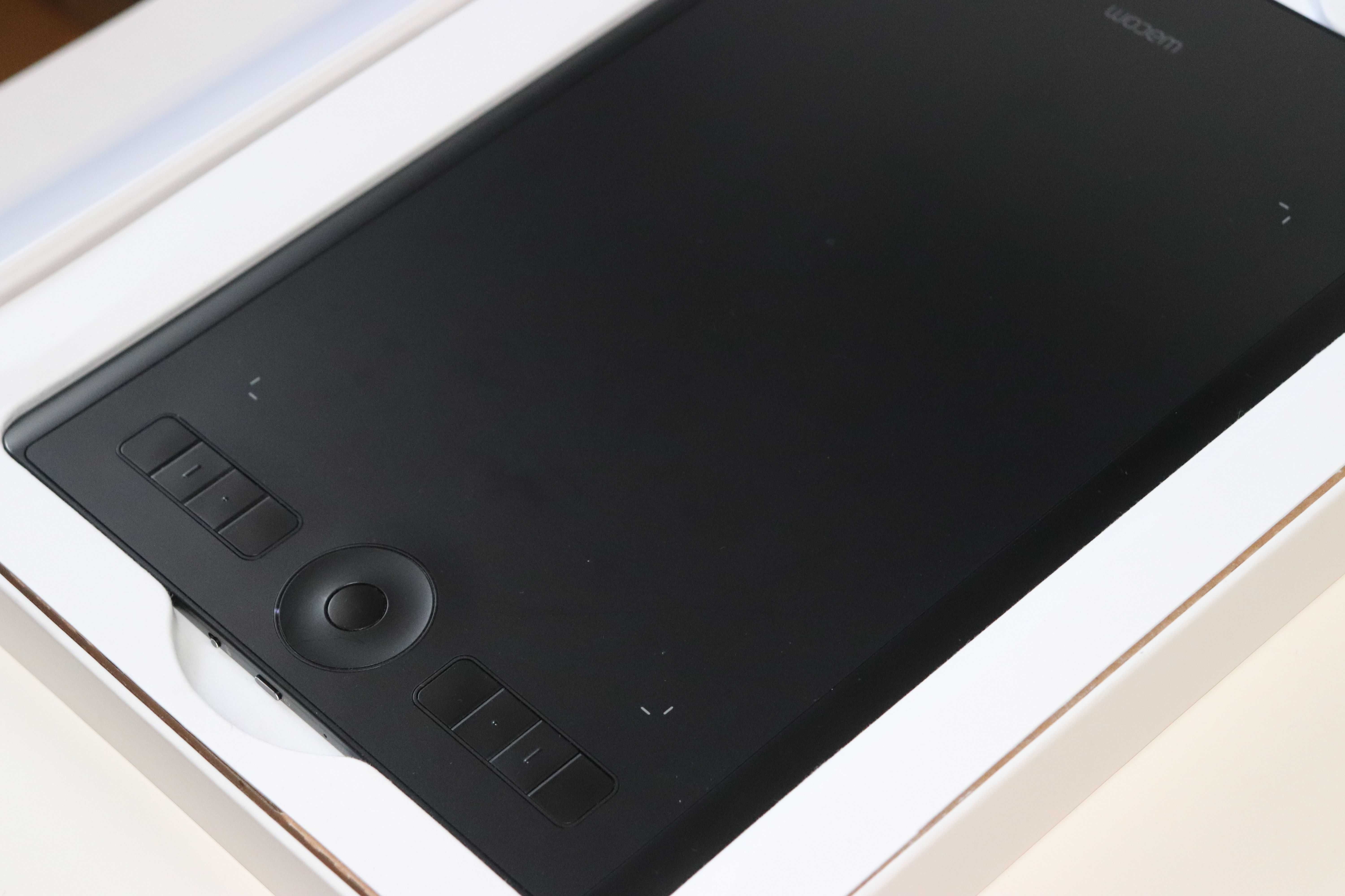 Графічний планшет WACOM Intuos Pro M Medium PTH-660 multi-touch