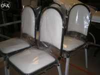 Cadeira com estofo branca “Novas”.