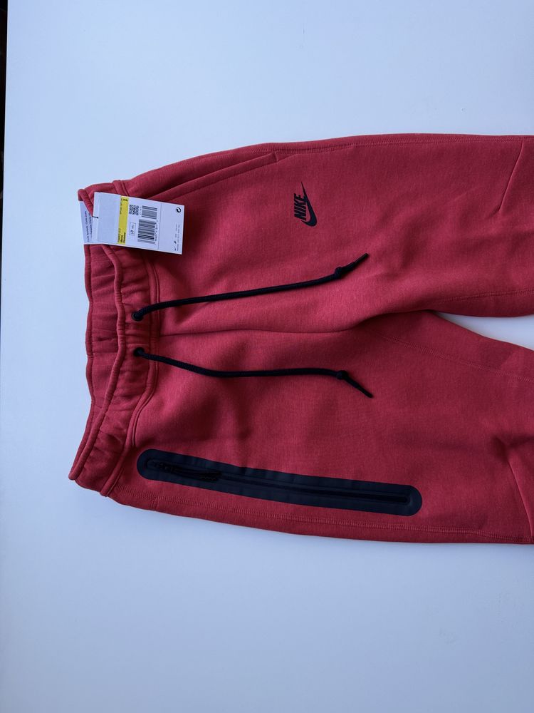 Nike Tech Fleece University Red Heather/Black rozm. S drill black