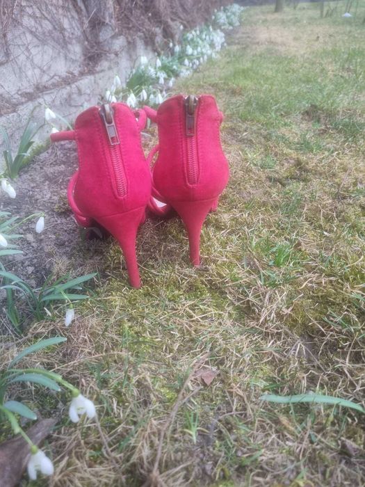 Босоніжки замшеві червоні