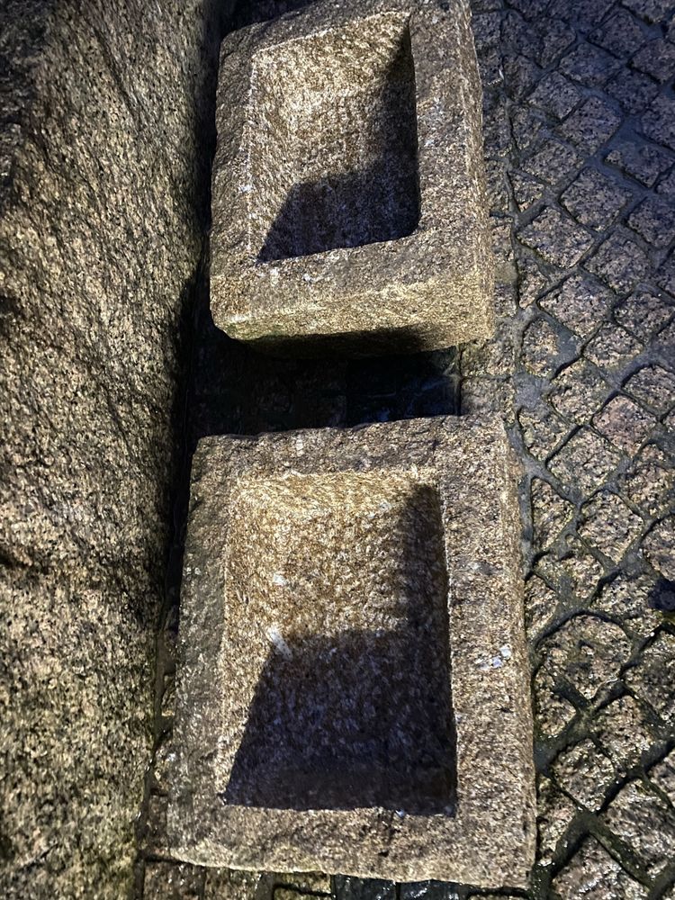 Pias em pedra Amarela