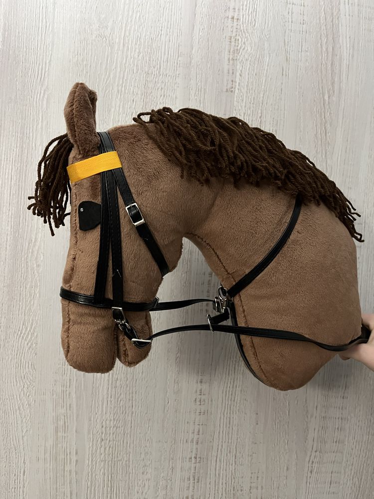 Hobby horse z oglowiem, napiersnikiem i kijem