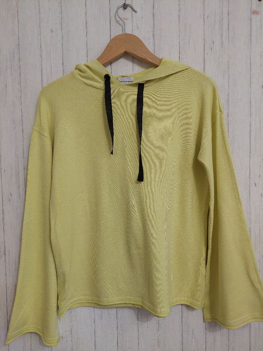 Cytrynowy sweterek z kapturem