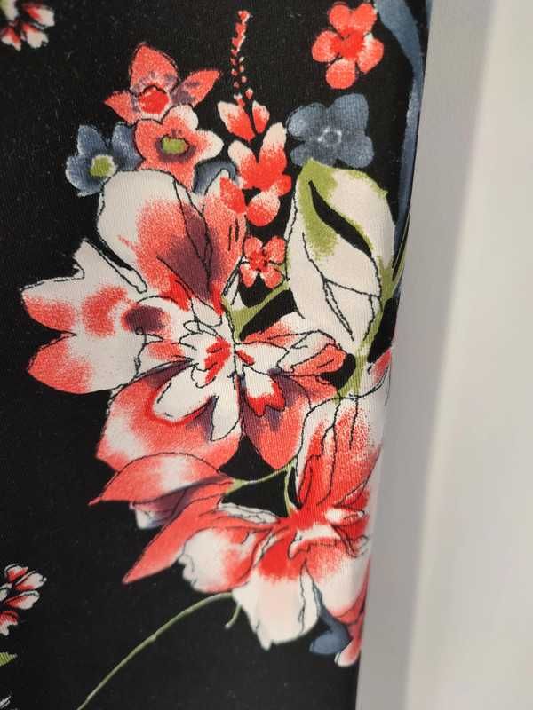 Czarne długie spodnie z nadrukiem w kwiaty