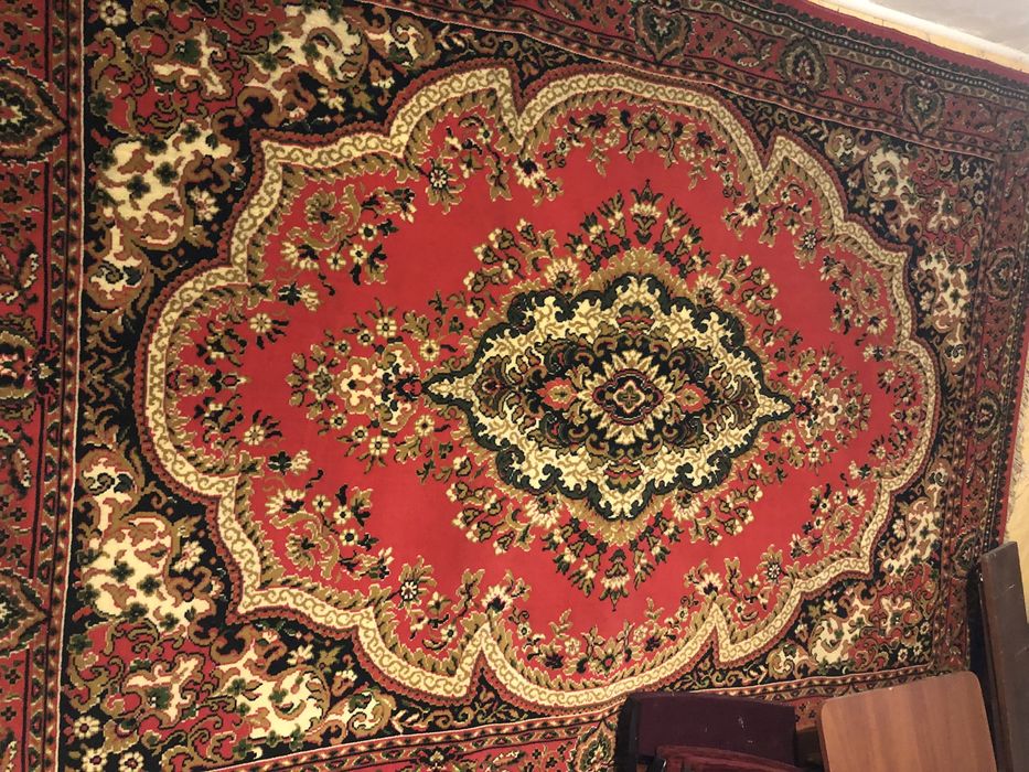 Продається Килим червоний настінний