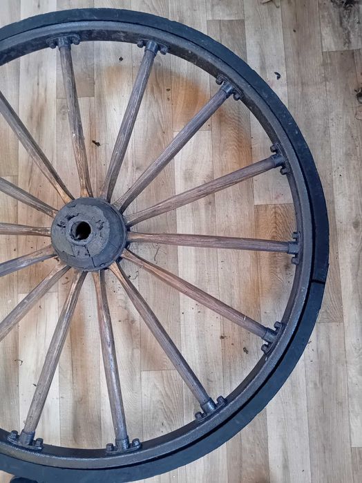koło od wozu obręcz metalowa szprychy drewniane koła dwie sztuki 98 cm