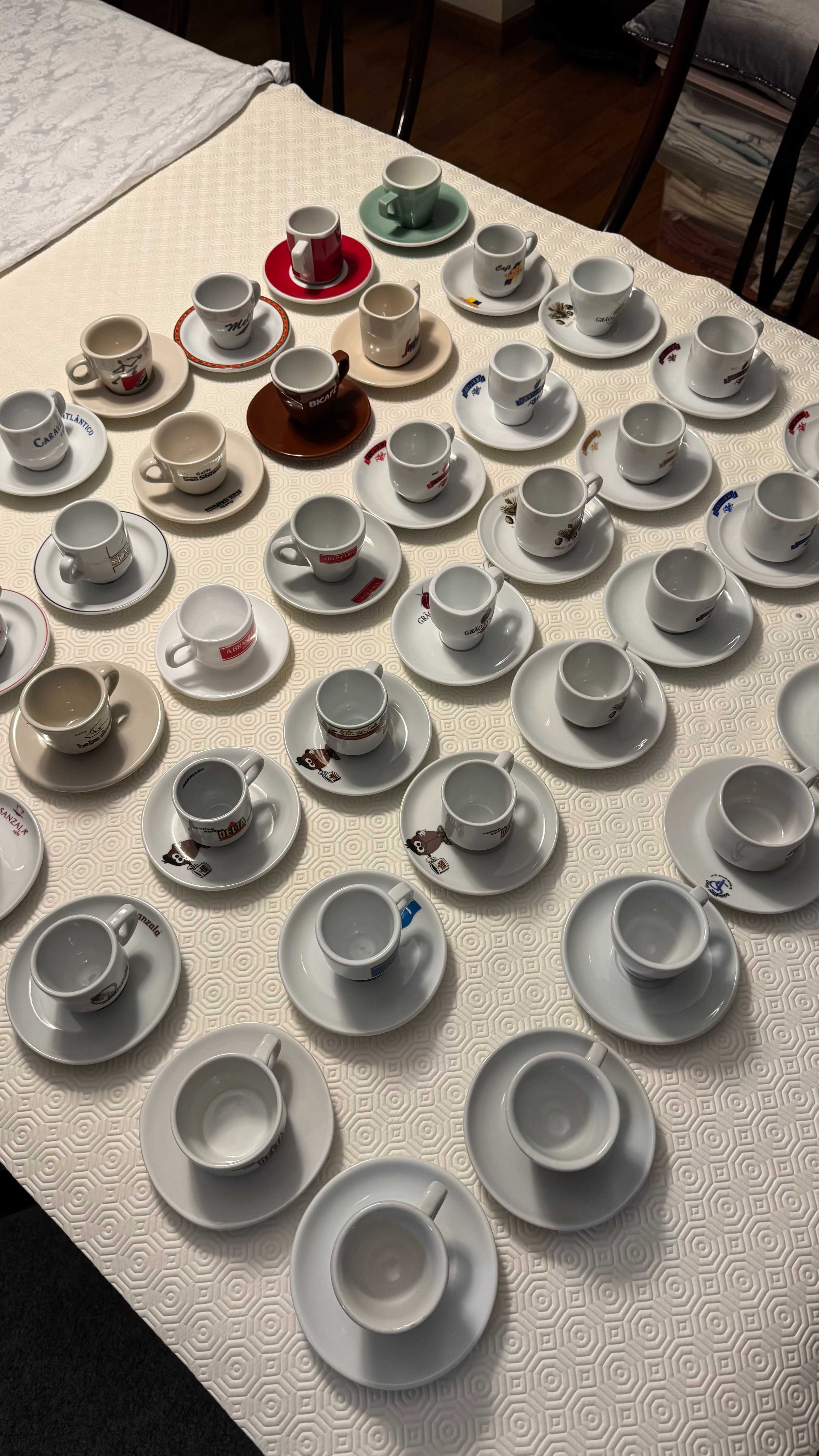 Conjunto de várias chávenas de café com pires – colecionáveis