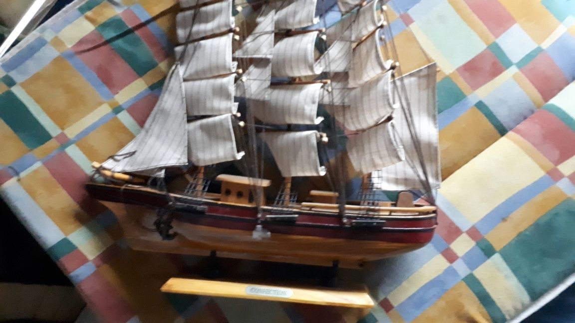 Barco de madeira e tecido