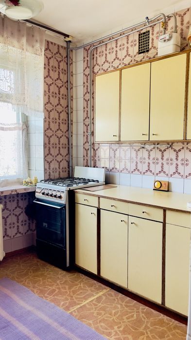 Продається трикімнатна квартира