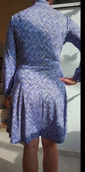 Vestido às riscas com gravata e cinto