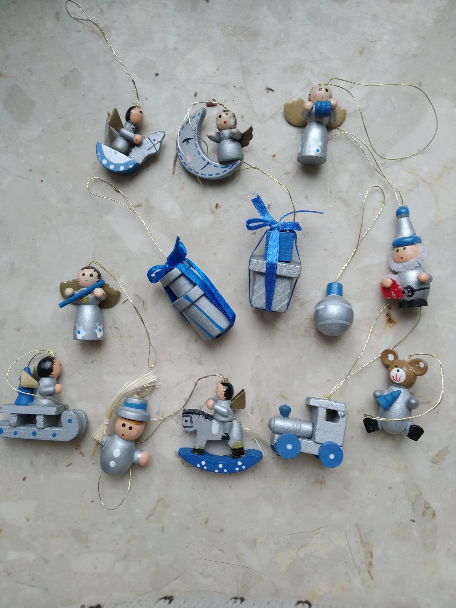 Niebiesko-srebrne ozdoby świąteczne choinkowe