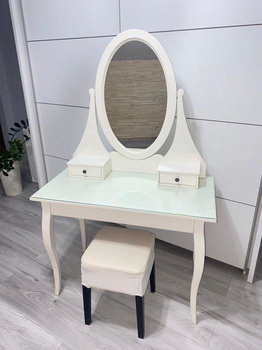 Toaletka  HEMNES z lustrem i pufą