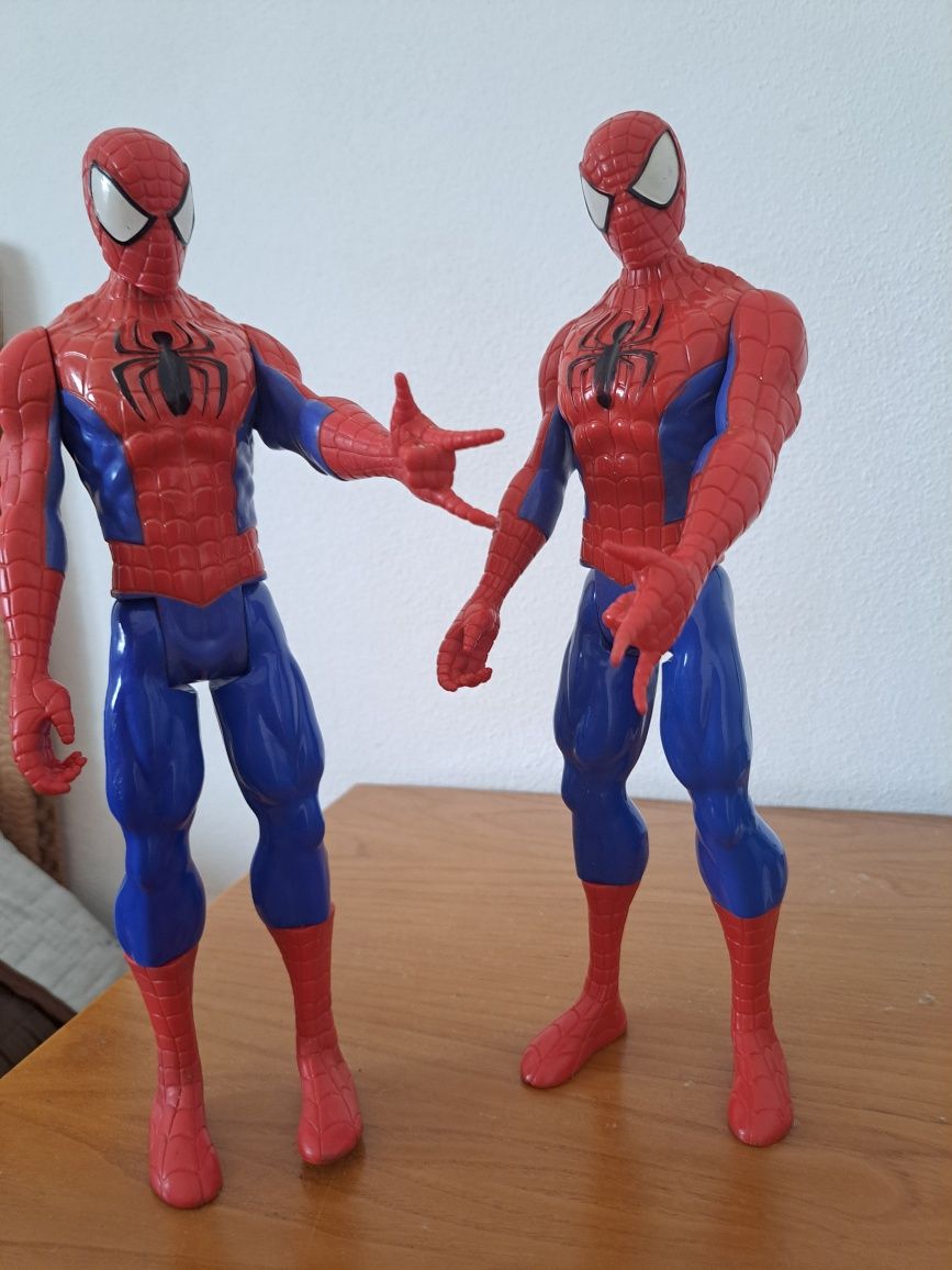 Vendo 2 spider men com pouco uso