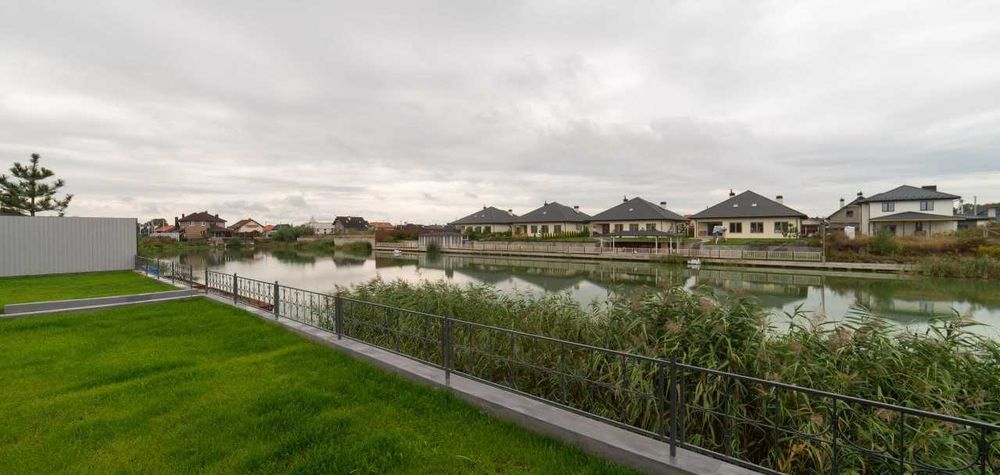 Продам новий будинок на березі озера з бассейном в КГ Міжріччя