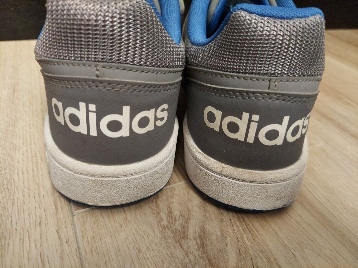 Szaro-białe buty Adidas HOOPS