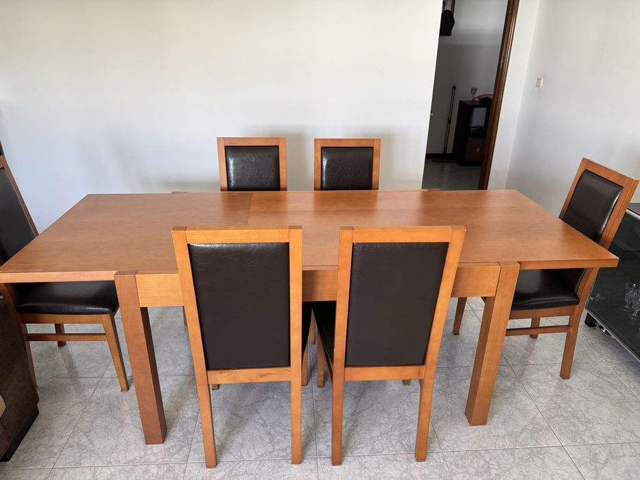 Mesa de jantar em madeira maciça + 6 cadeiras — Aparador incl. / sep.