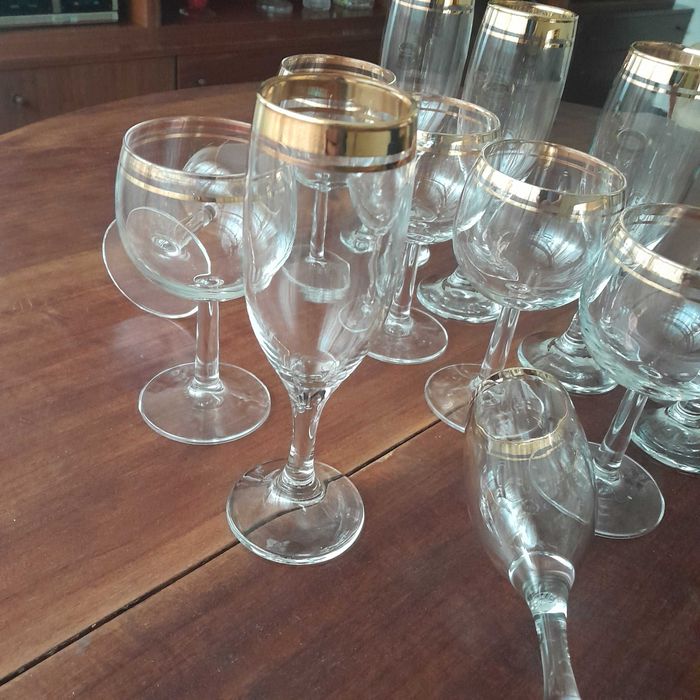 Conjunto de 12 copos com detalhes dourados