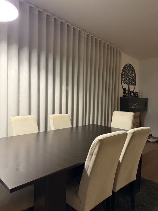 Vende-se mesa de madeira e seis cadeiras