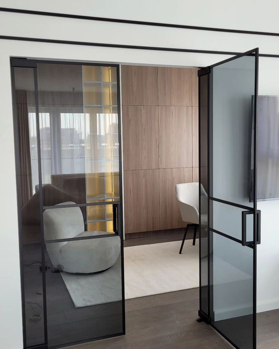 Drzwi szklane, loftowe, przesuwne w czarnych ramkach na wymiar