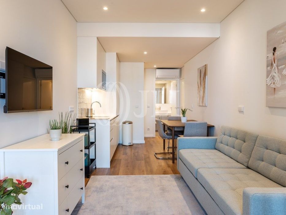 Apartamento T2, com varanda, na Baixa do Porto