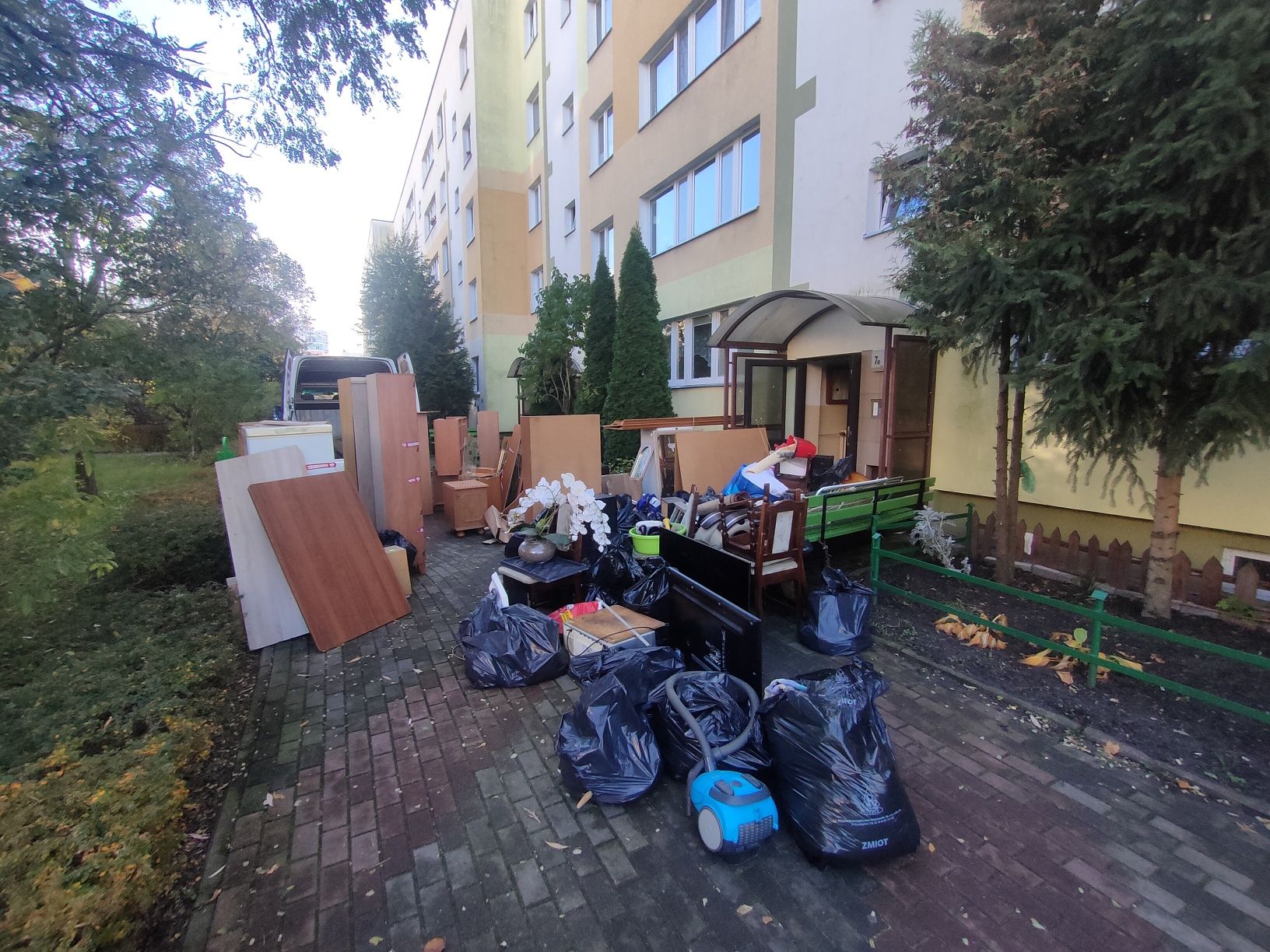 Wywóz opróżnianie mieszkań piwnicy garaży strychu staroci mebli gratów