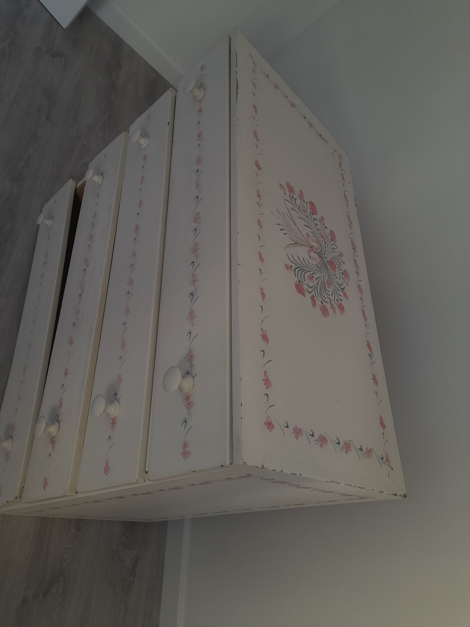 Comeda branca trabalhada com algumas marcas de uso .