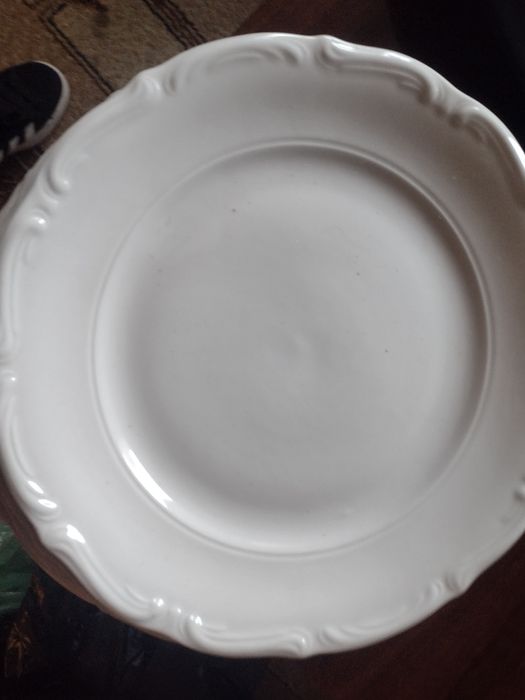 Białe talerze PRL 8 szt
