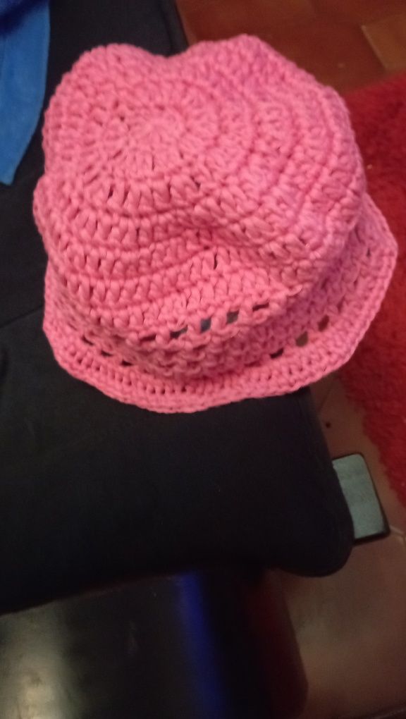 Chapéus e boinas em crochet, feito a mão