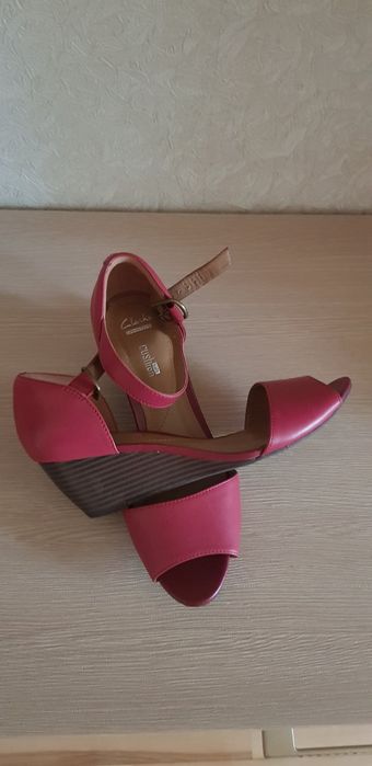 Фирменные кожаные босоножки Clarks 39р.