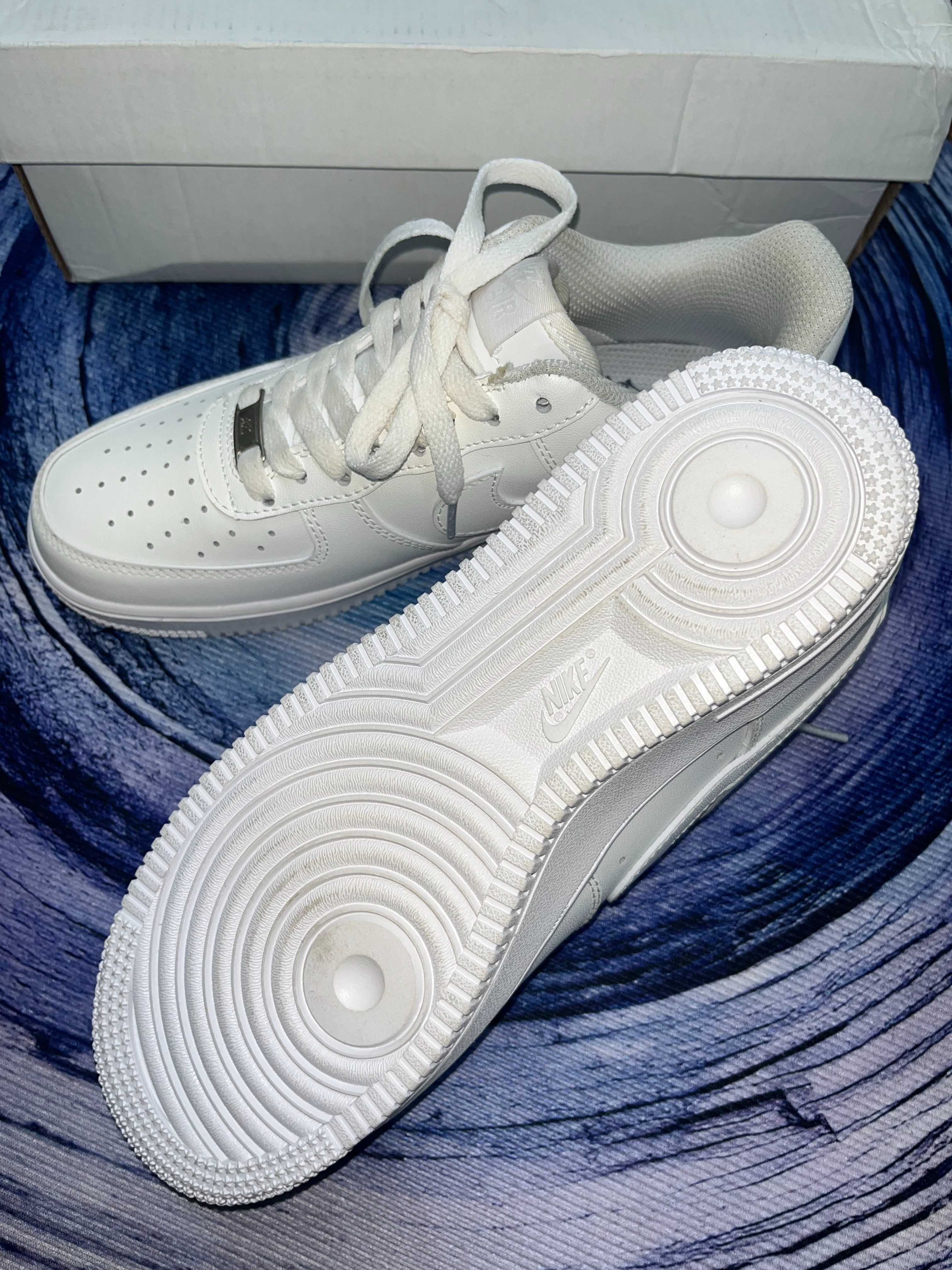 Stylowe, białe tenisówki Nike Air Force 1 w rozmiarze 40
