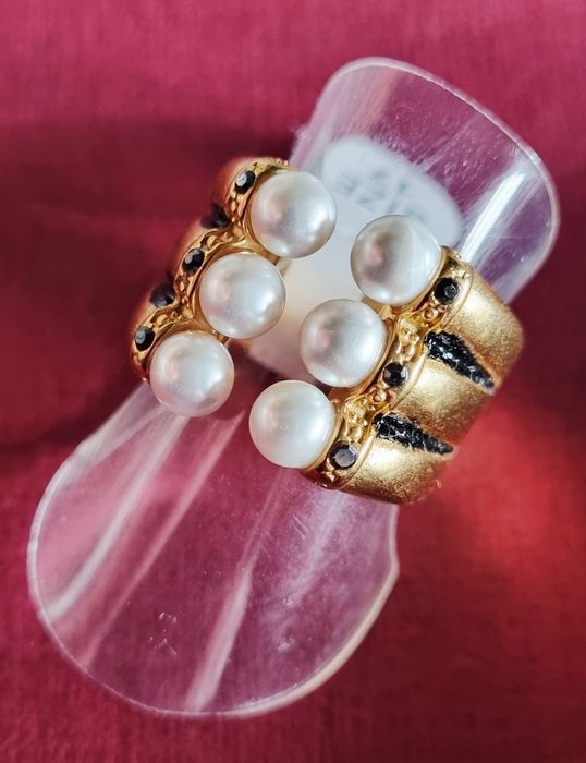 Anel dourado e preto, em aço, com 6 pérolas e 6 pedrinhas pretas. T17