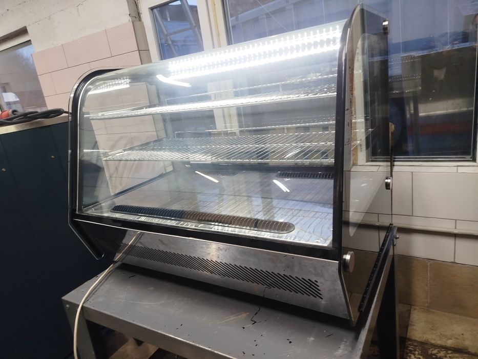 Холодильна вітрина панорамна .