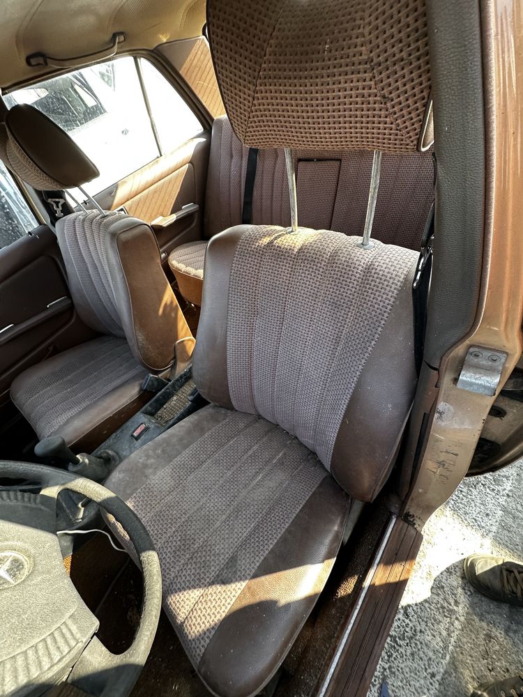 Fotele Mercedes W123 dywan wnętrze brązowe Siedzenia W123 Tapicerka