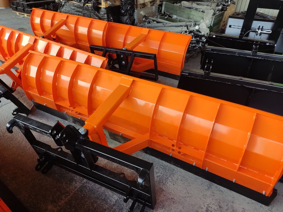 Pług do śniegu – praktyczny i trwały. Dostawa.